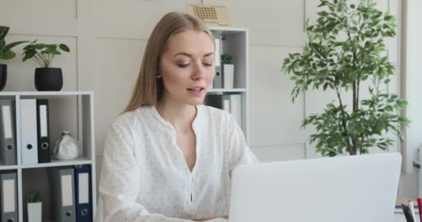 Empresaria trabajando en el ordenador portátil en la oficina — Vídeos de Stock