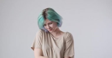 Mutlu kadın utangaç bir ifade veriyor.