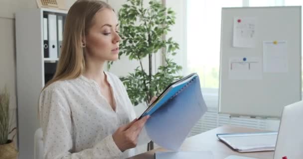 İş kadını ofiste notlar yazıyor — Stok video