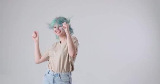 Mooie vrouw dansen over witte achtergrond — Stockvideo