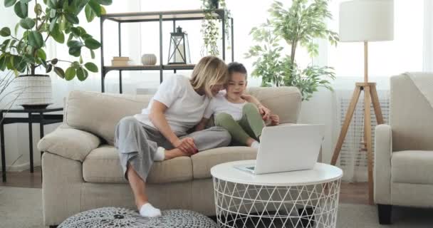 Mãe e filho gostando de assistir filme no laptop — Vídeo de Stock