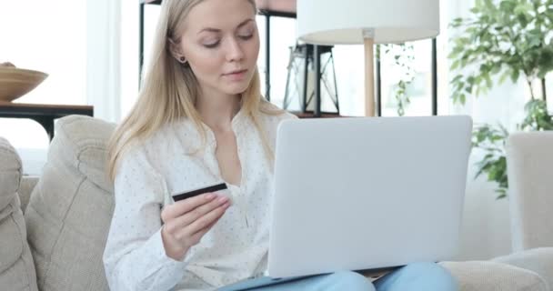 Femme heureuse faisant des achats en ligne à la maison — Video