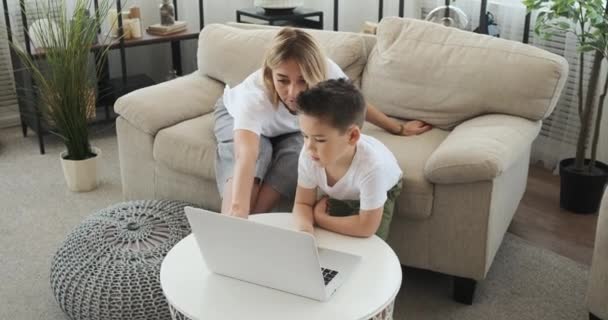 Mutter und Sohn sehen Film auf Laptop — Stockvideo