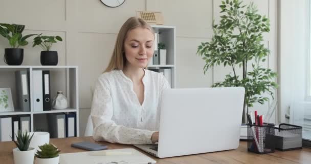 Empresária trabalhando no laptop no escritório — Vídeo de Stock