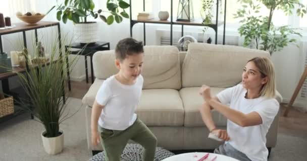 Μητέρα και γιος χορεύουν στο σπίτι — Αρχείο Βίντεο