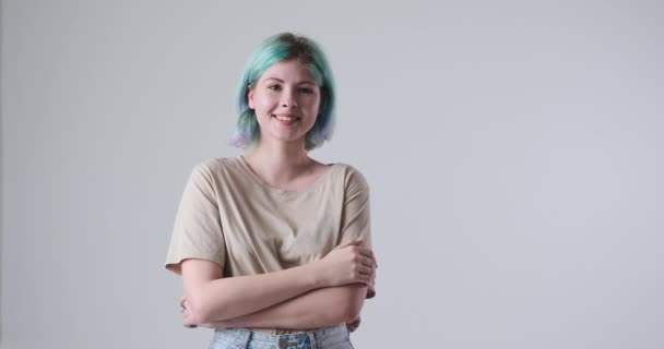 Женщина с мятой цвет волос на белом фоне — стоковое видео