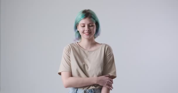 Mujer con color de pelo de menta sobre fondo blanco — Vídeos de Stock