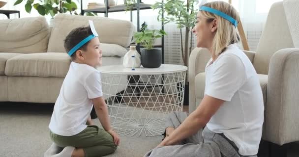 Mother and son playing who am I game — Stock Video