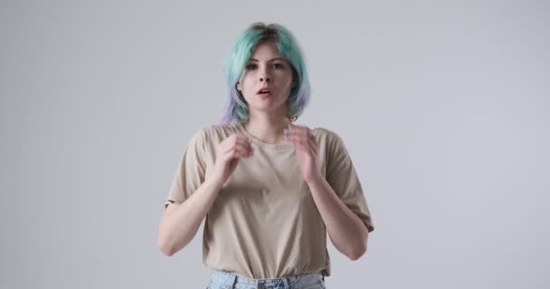 Bezorgde jonge vrouw voelt zich bang — Stockvideo