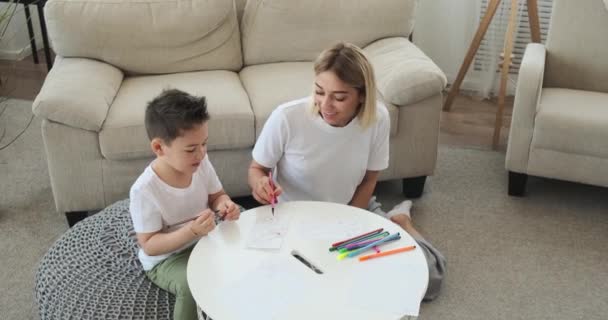 Alegre madre con hijo dibujo en papel en casa — Vídeos de Stock