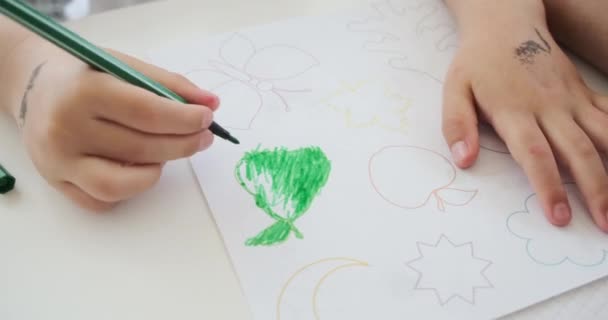 Niño dibujo sobre papel en casa — Vídeo de stock