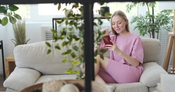 Женский видеочат с использованием мобильного телефона дома — стоковое видео