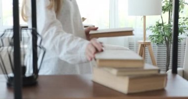 Oturma odasında kitap okuyan kadın.