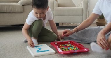 Anne ve oğul mektup hazırlıyorlar.