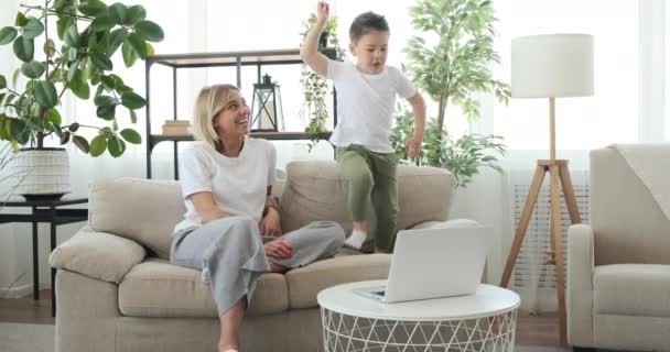 Madre e figlio godendo guardando film sul computer portatile — Video Stock