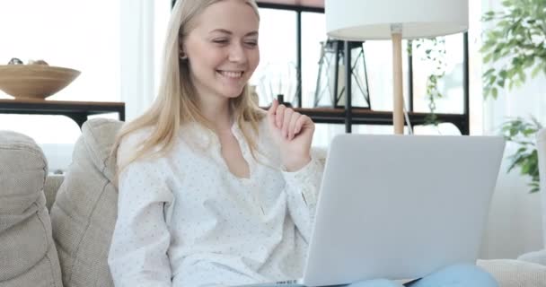 Glückliche Frau beim Online-Shopping zu Hause — Stockvideo