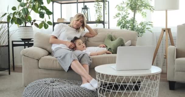 Mãe e filho assistindo filme no laptop — Vídeo de Stock
