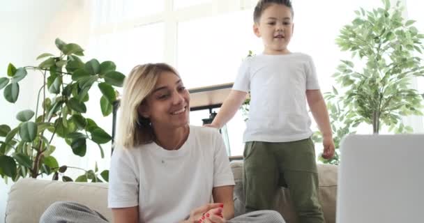 Mutter und Sohn genießen Film auf Laptop — Stockvideo
