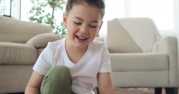 Mãe e filho desenho em folha de papel — Vídeo de Stock