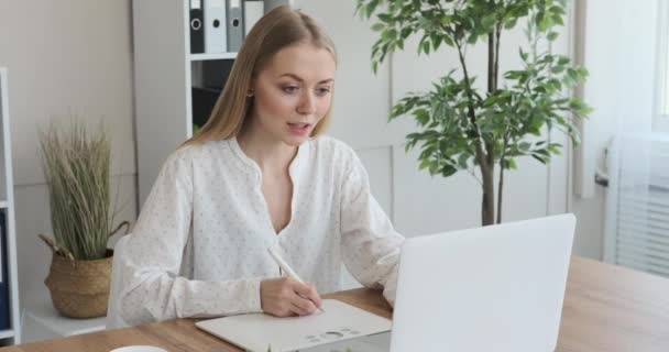 Femme d'affaires heureuse de concevoir un nouveau projet en utilisant une tablette graphique et un ordinateur portable au bureau — Video