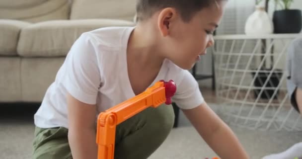 Mãe e filho construindo guindaste brinquedo — Vídeo de Stock