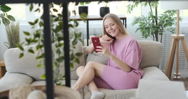 Відеочат жінок за допомогою мобільного телефону вдома — стокове відео