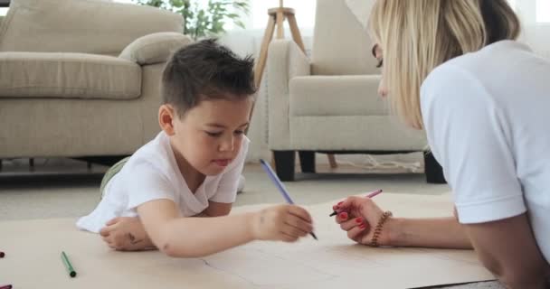 母亲和儿子在纸上画画 — 图库视频影像