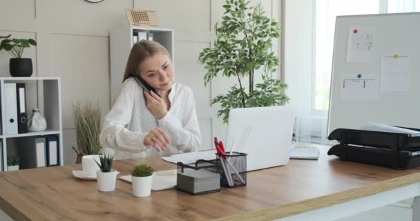 Empresária falando por telefone e escrevendo notas — Vídeo de Stock