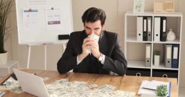 İş adamı para banknotlarını atıyor.