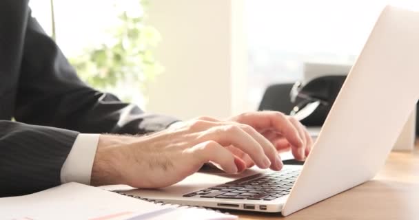Üzletember dolgozik laptop az irodában — Stock videók