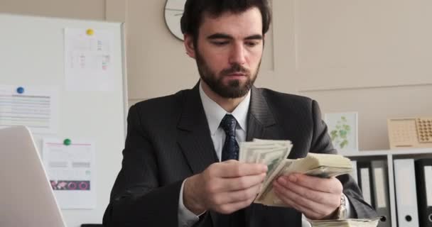 Zakenman telt geld op kantoor — Stockvideo