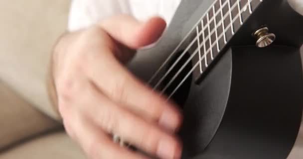 Рука музыканта играет на гитаре — стоковое видео