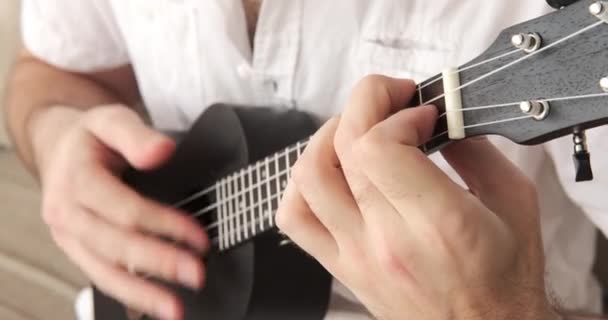 Hand of musician playing guitar — Stock Video