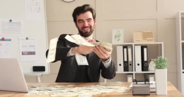 İş adamı para banknotlarını atıyor.