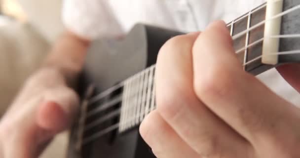 Mano del musicista che suona la chitarra — Video Stock