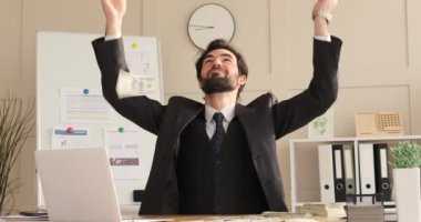 İş adamı para banknotlarını atıyor.