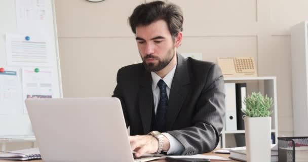 Homme d'affaires travaillant sur ordinateur portable au bureau — Video