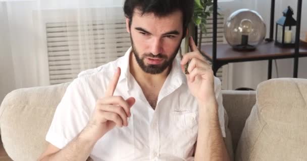Muž mluví na mobilním telefonu doma — Stock video