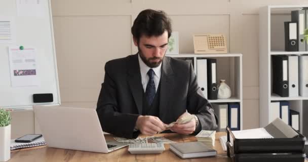 Homme d'affaires comptant l'argent au bureau — Video