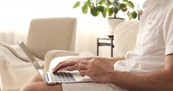 Man die thuis aan laptop werkt — Stockvideo