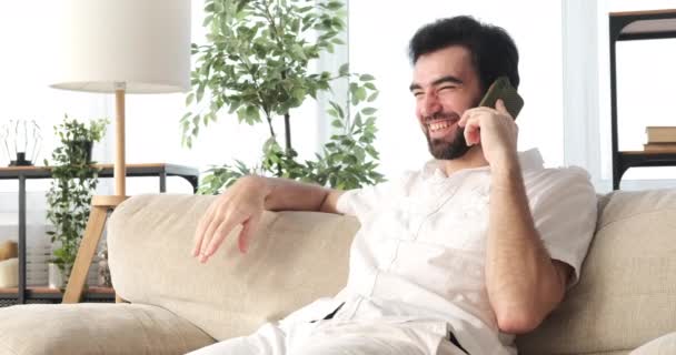 Hombre feliz hablando en el teléfono móvil en casa — Vídeo de stock