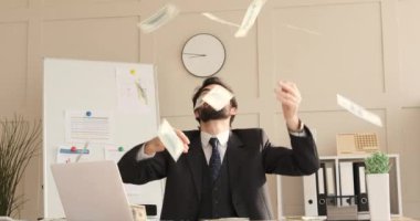 İş adamı para banknotlarını atıyor.