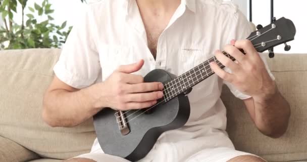 Man singing song and playing guitar at home — Stock Video