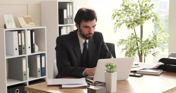 Geschäftsmann arbeitet im Büro am Laptop — Stockvideo