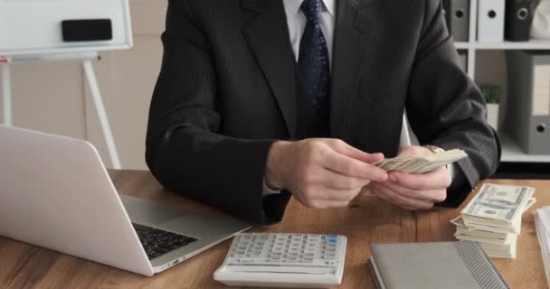 Businessman counting money at office — Stock Video