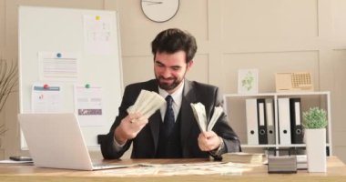 İş adamı para banknotlarını atıyor.