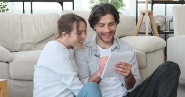 Not defterine alışveriş listesi yazan çift