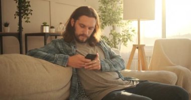 Evdeki cep telefonunda mesaj bırakan adam