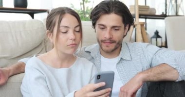 Evde cep telefonu kullanan çift