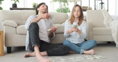 Bir dolar hayranıyla kendini serinletir